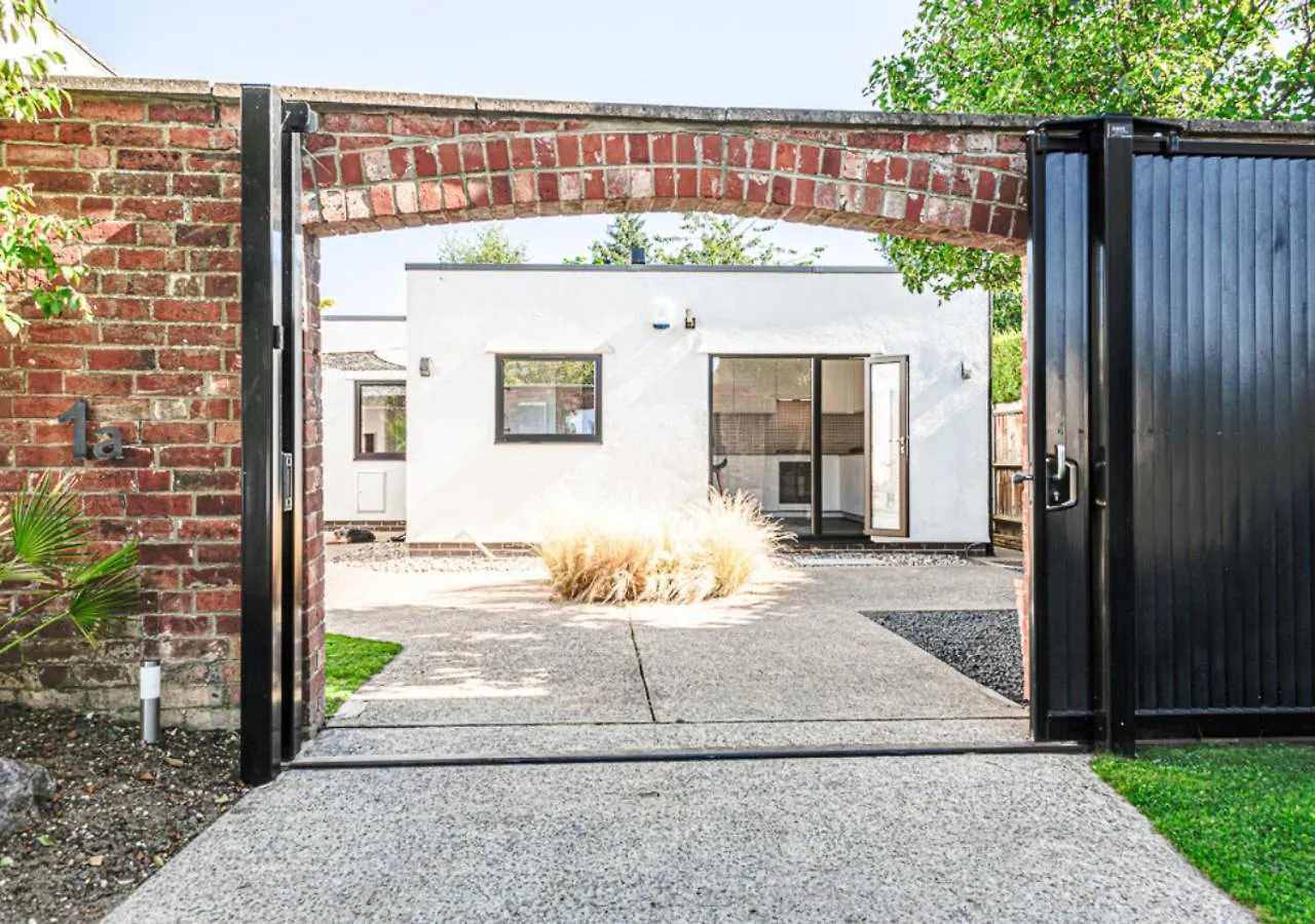 Mid-Century Modern Style 1Bd House With Large Garden Apartment Cheltenham United Kingdom