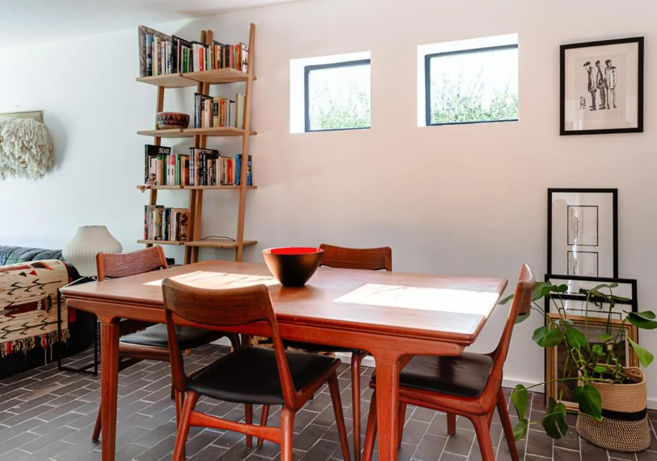 Mid-Century Modern Style 1Bd House With Large Garden Apartment Cheltenham