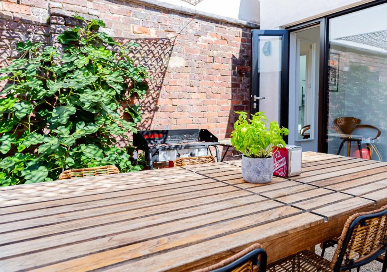 Mid-Century Modern Style 1Bd House With Large Garden Apartment Cheltenham