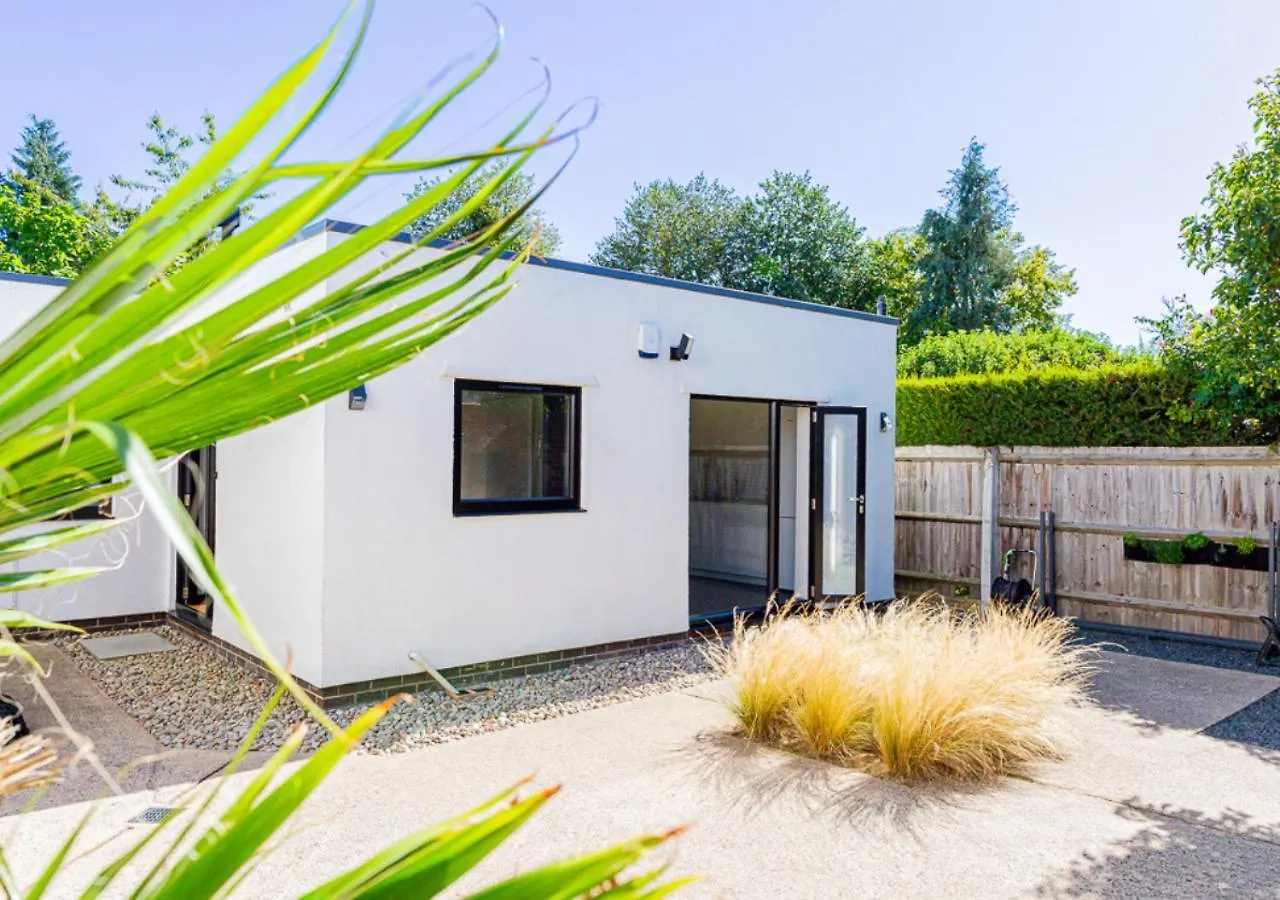 Mid-Century Modern Style 1Bd House With Large Garden Apartment Cheltenham