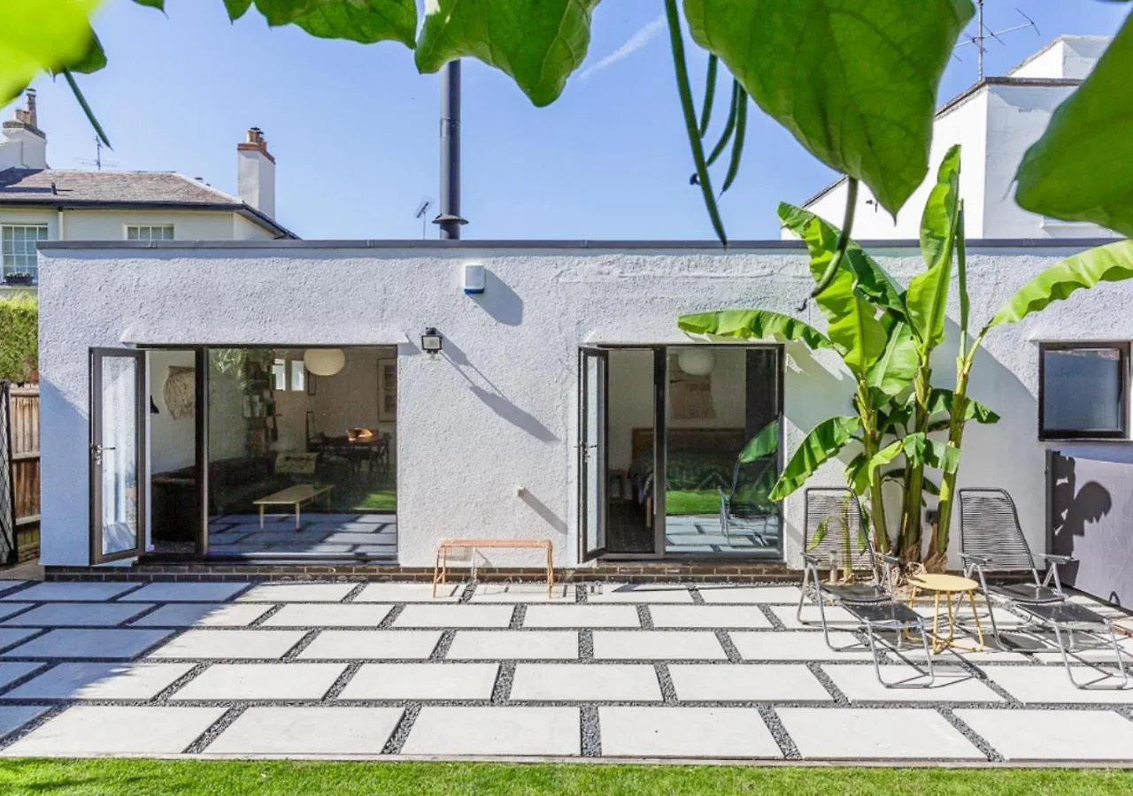 Mid-Century Modern Style 1Bd House With Large Garden Apartment Cheltenham