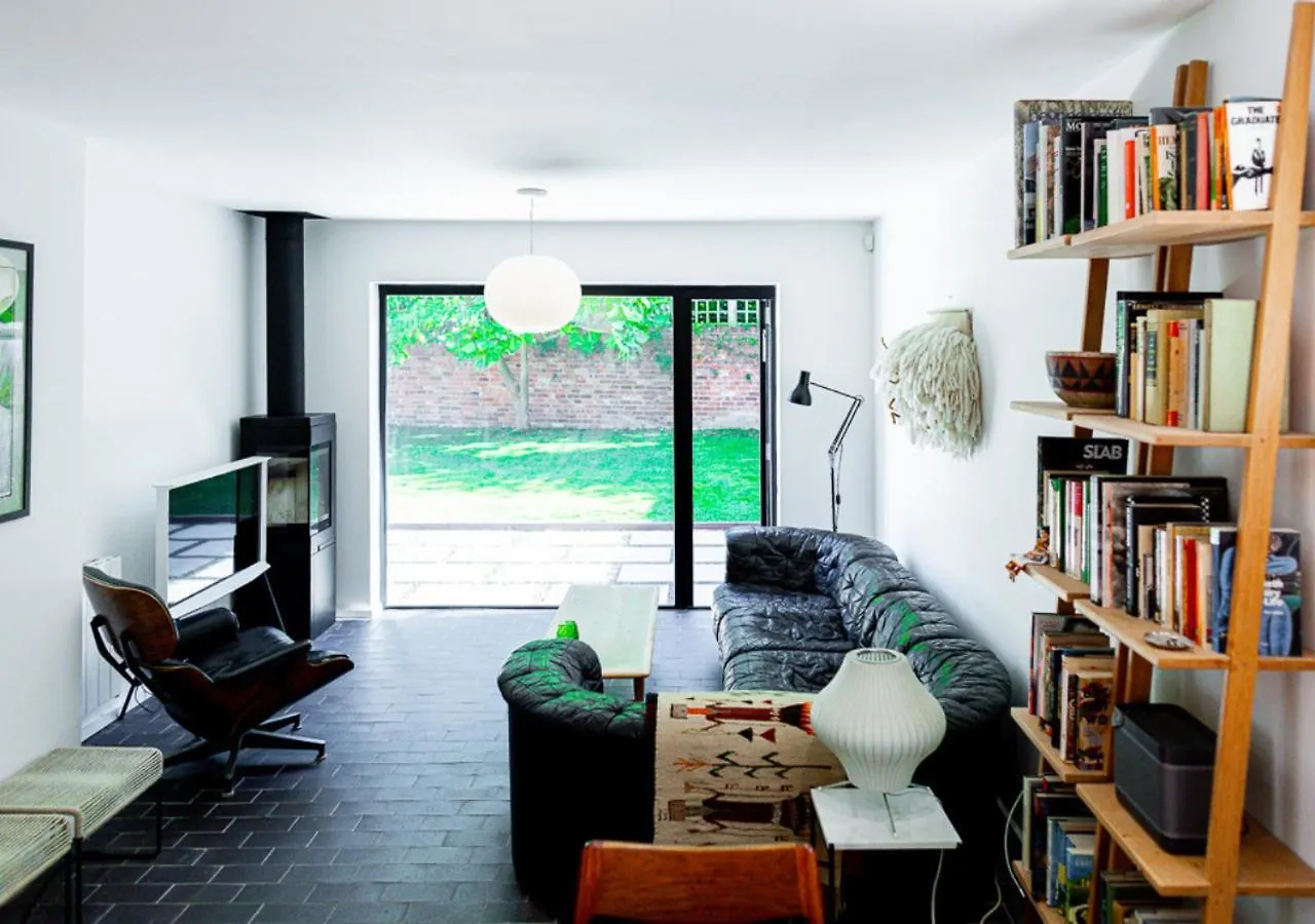 Mid-Century Modern Style 1Bd House With Large Garden Apartment Cheltenham United Kingdom