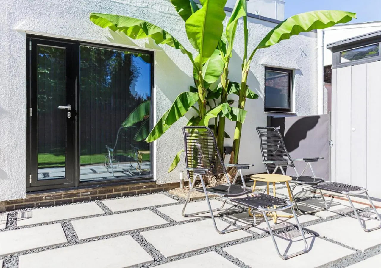 Mid-Century Modern Style 1Bd House With Large Garden Apartment Cheltenham