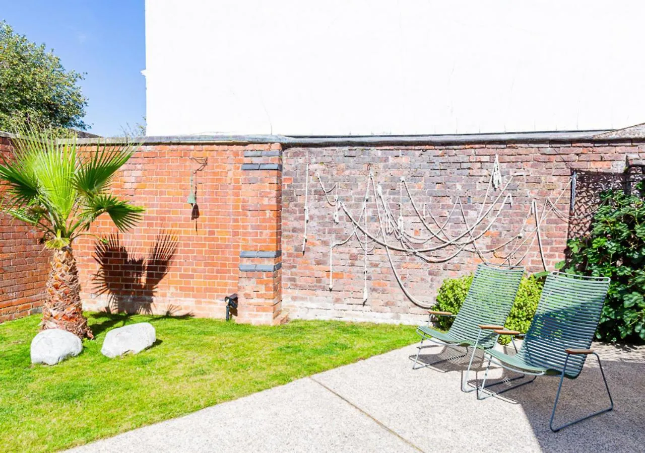 Mid-Century Modern Style 1Bd House With Large Garden Apartment Cheltenham