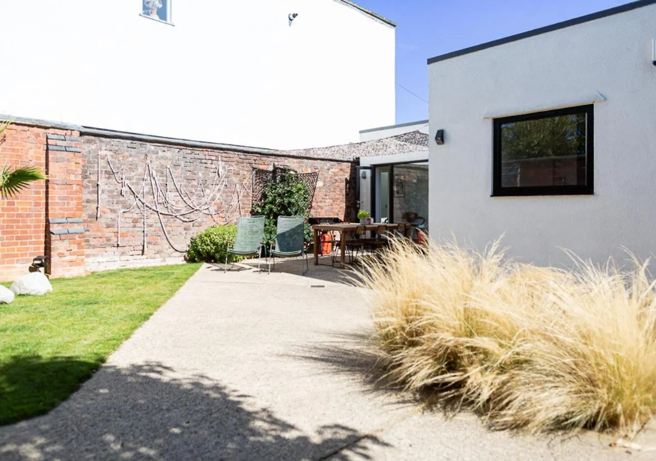 Mid-Century Modern Style 1Bd House With Large Garden Apartment Cheltenham 0*,