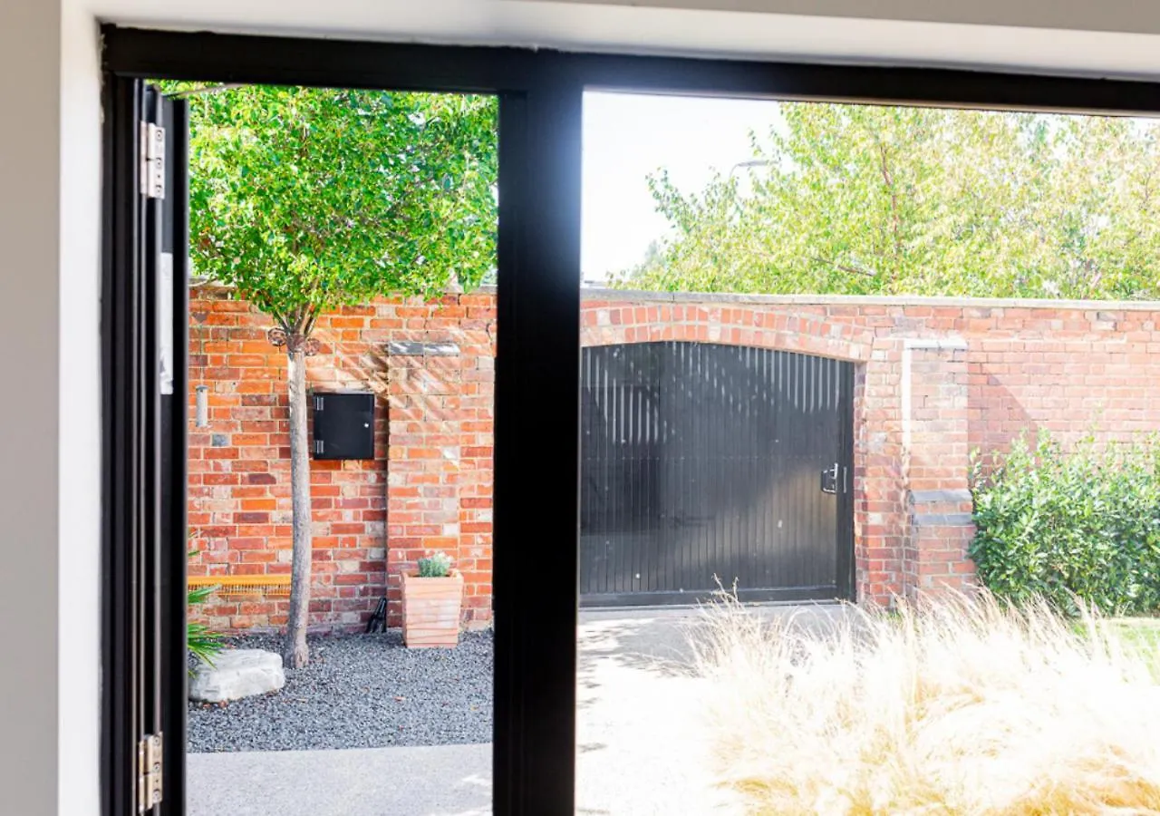 Mid-Century Modern Style 1Bd House With Large Garden Apartment Cheltenham