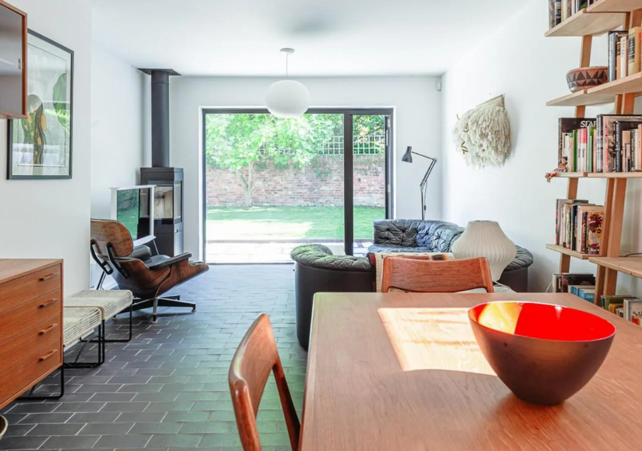 Mid-Century Modern Style 1Bd House With Large Garden Apartment Cheltenham