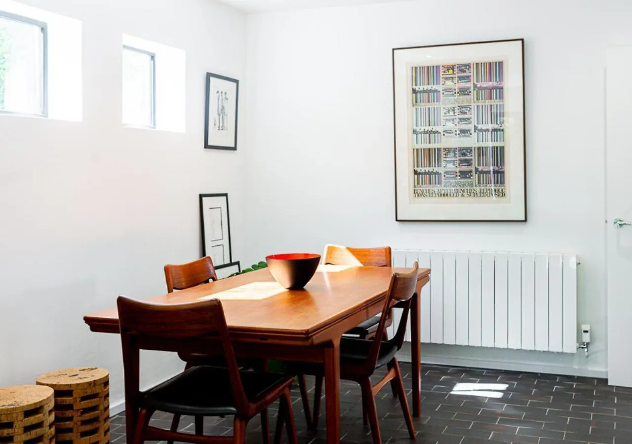 Mid-Century Modern Style 1Bd House With Large Garden Apartment Cheltenham