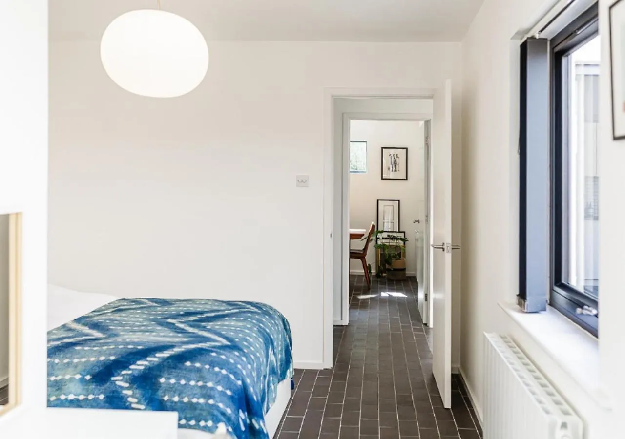 Mid-Century Modern Style 1Bd House With Large Garden Apartment Cheltenham United Kingdom