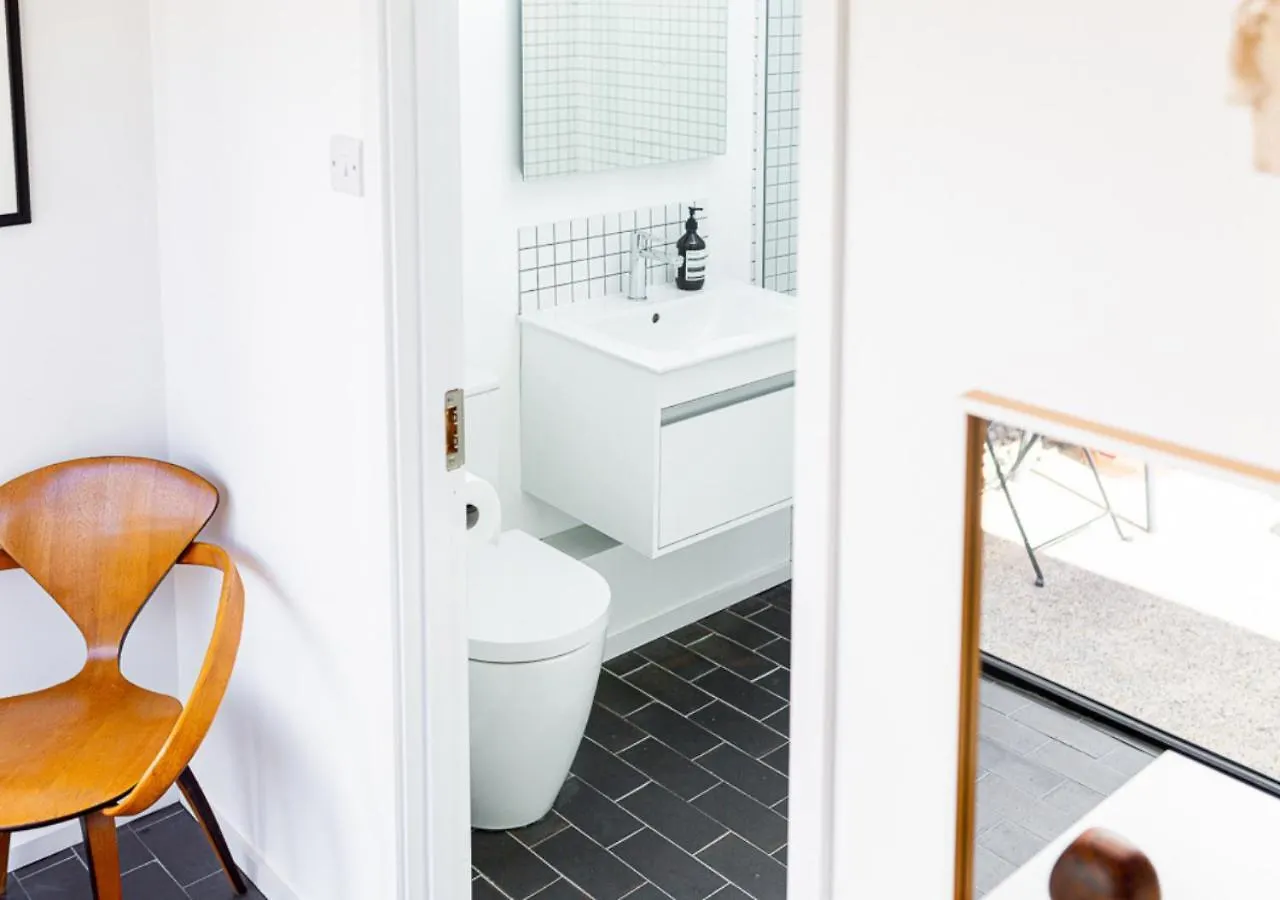 Mid-Century Modern Style 1Bd House With Large Garden Apartment Cheltenham