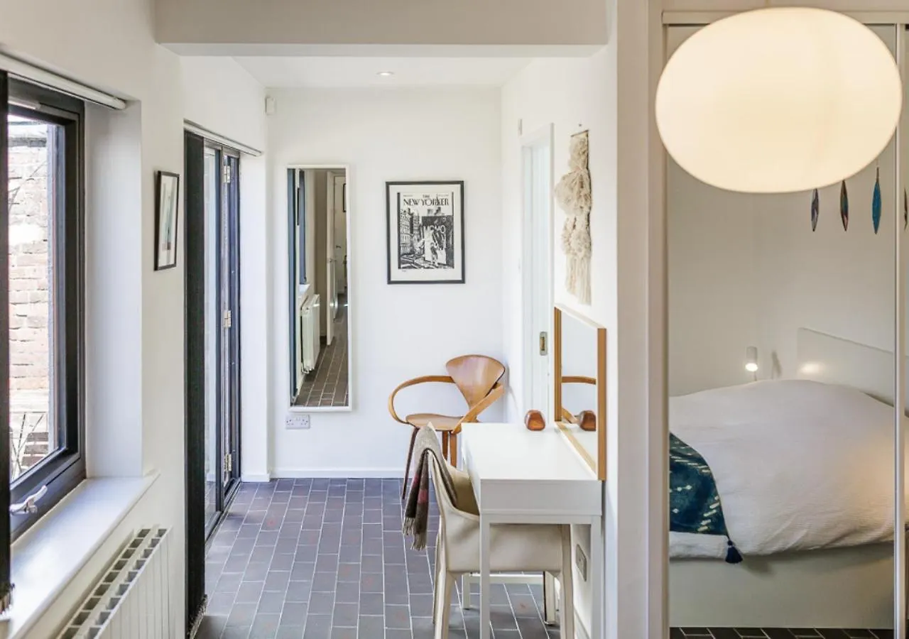 Mid-Century Modern Style 1Bd House With Large Garden Apartment Cheltenham United Kingdom