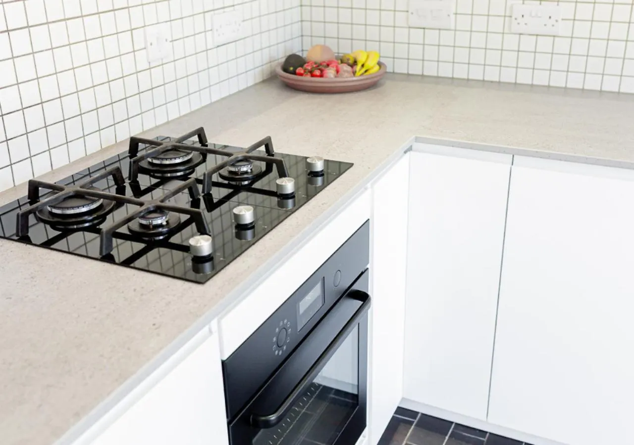 Mid-Century Modern Style 1Bd House With Large Garden Apartment Cheltenham