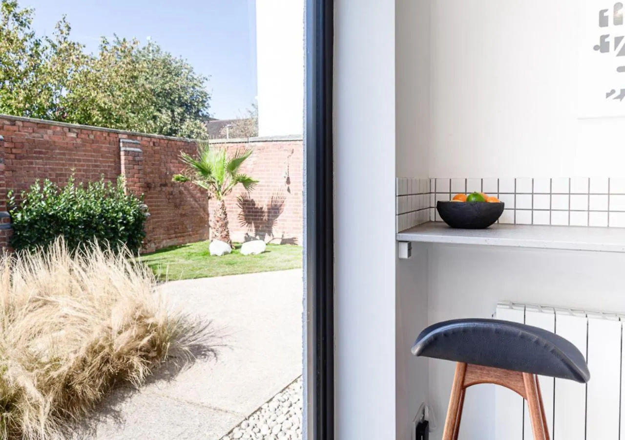 Mid-Century Modern Style 1Bd House With Large Garden Apartment Cheltenham 0*,  United Kingdom