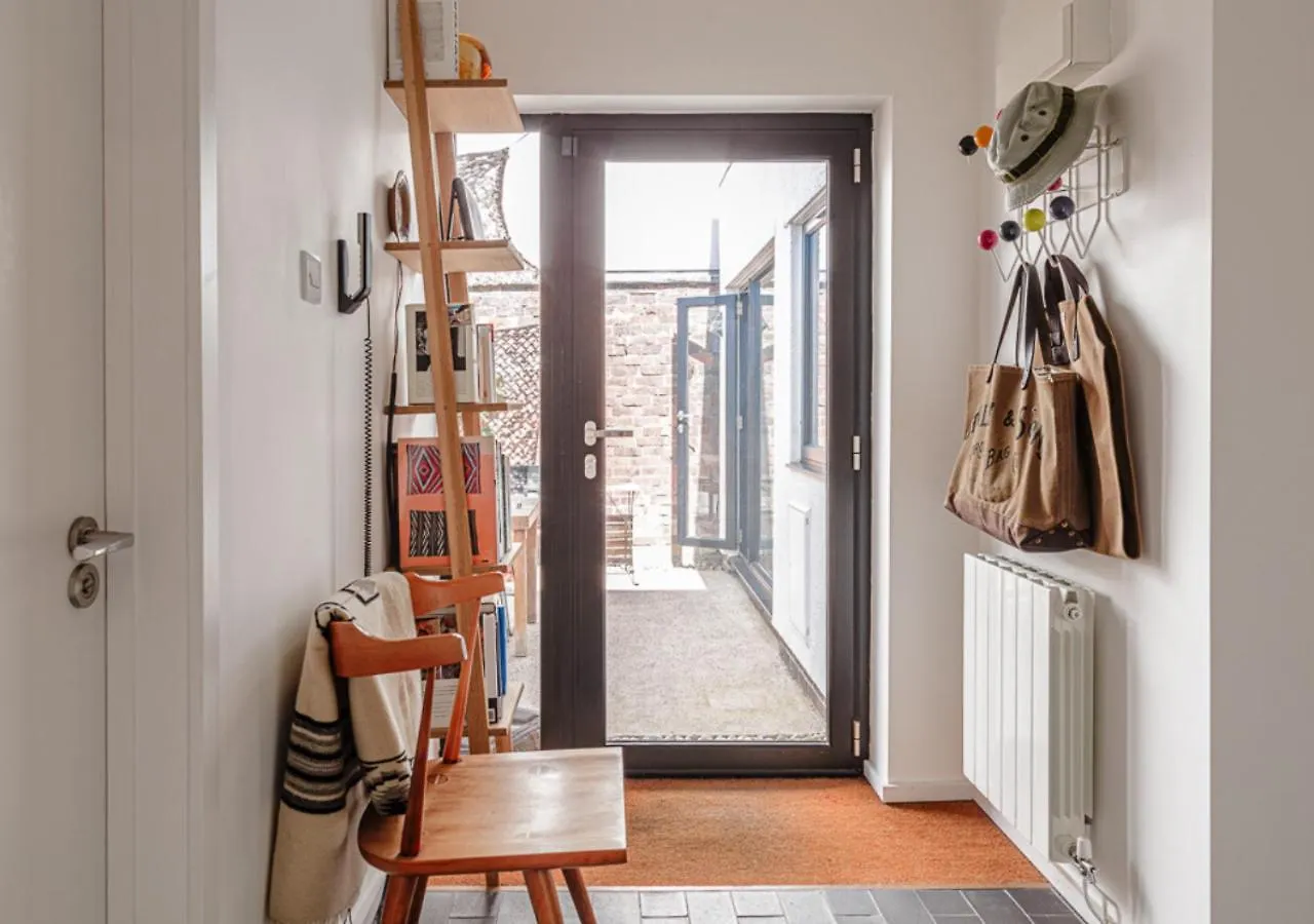 Mid-Century Modern Style 1Bd House With Large Garden Apartment Cheltenham United Kingdom