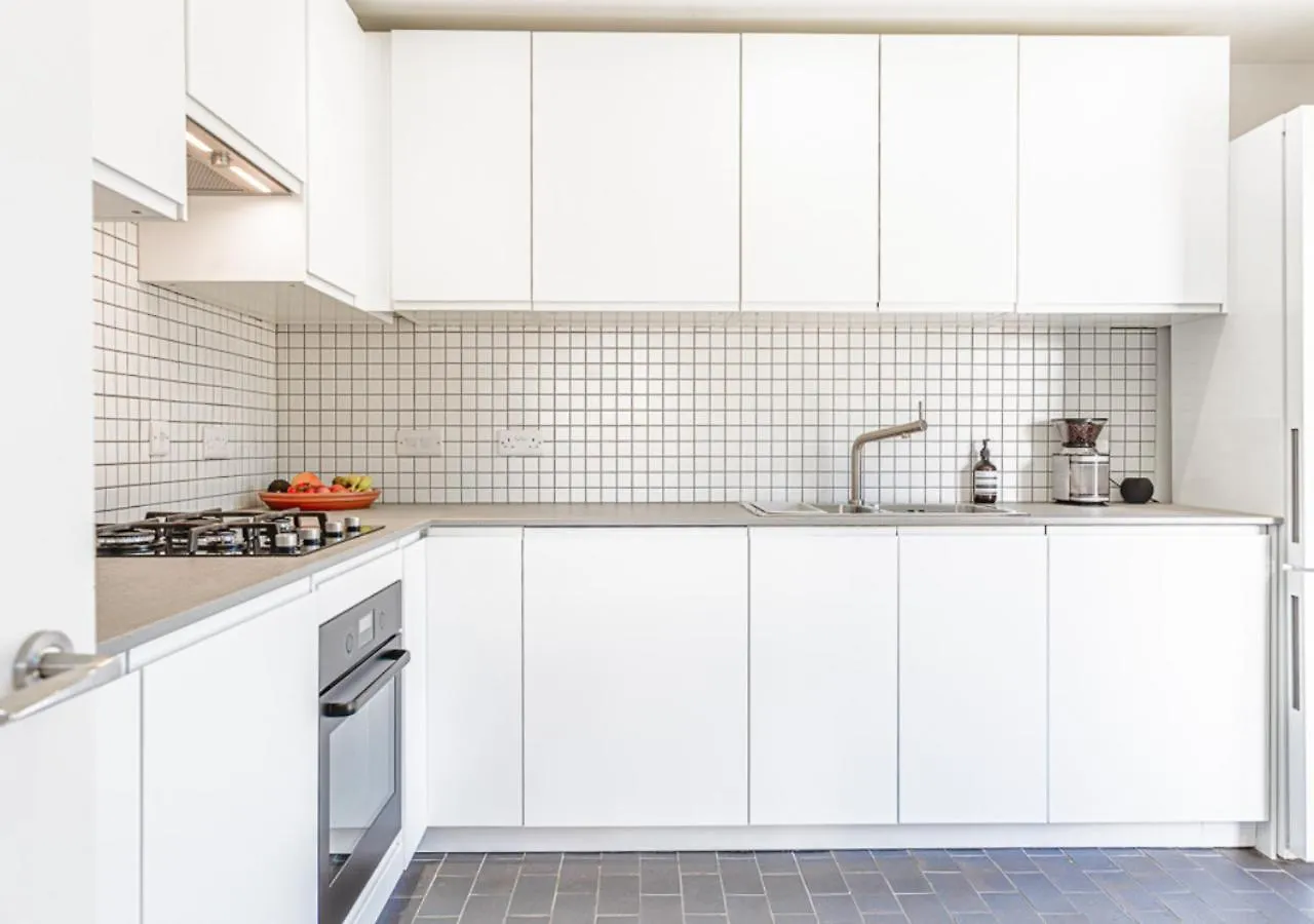 Mid-Century Modern Style 1Bd House With Large Garden Apartment Cheltenham