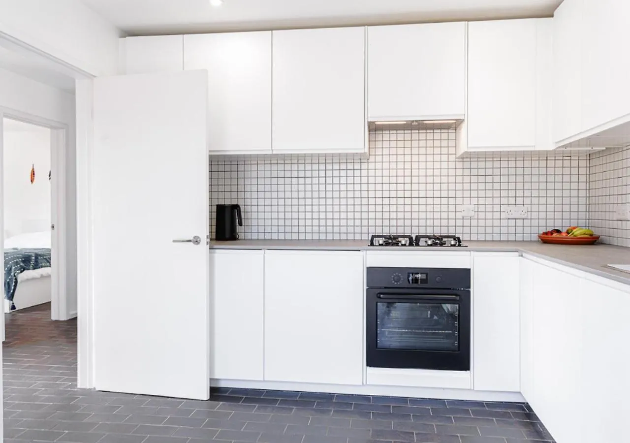 Mid-Century Modern Style 1Bd House With Large Garden Apartment Cheltenham